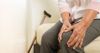 免動刀救回膝蓋軟骨！65歲嬤退化關節炎靠中醫「這3招」甩開拐杖