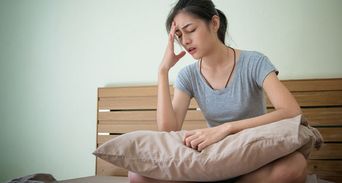 睡前背貼冷牆才能睡？「過勞早衰」讓陰血快燒乾，醫用5種藥材養血滋陰