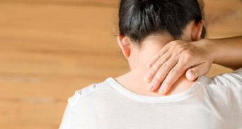 肩膀硬塊推不開？新研究揭「氣結」藏3大警訊，一治療能改善