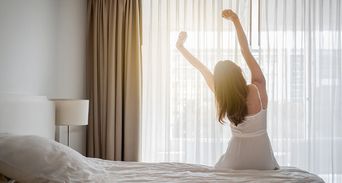 熬夜傷肝又傷腦！3招逆轉壞習慣，起床多一步驟勝過補眠