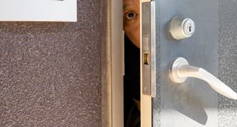 全家出遠門這動作＝小偷邀請函？5個跡象別露餡，這招防盜最有效