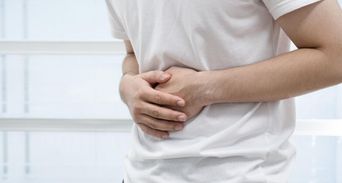 突噁心、嘔吐恐腸胃炎？醫教5大「止嘔神穴」按手腕這裡30秒快速舒緩