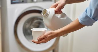 衣服越洗越髒？不用買清潔劑，洗衣機加「這杯」陳年黑垢全吐出