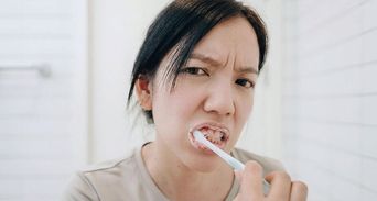 刷牙流血小心傷腦！有「這2大口腔問題」醫示警中風機率飆2倍