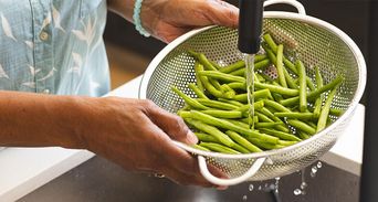 蔬菜先切再洗超NG！4大高風險蔬菜農藥多，一招讓毒素全揮發