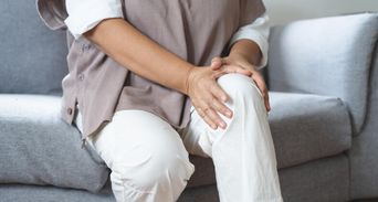 變天膝蓋先知道！關節痛用吹風機更慘？醫推「這樣熱敷」護膝不痠痛