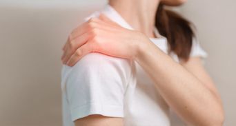 五十肩發炎該冰敷還熱敷？醫破解4大迷思，做錯當心越痛越僵