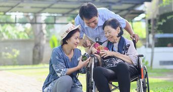 為何照服員故意「算錯帳」？5大「逆齡陪伴術」讓大腦活過來