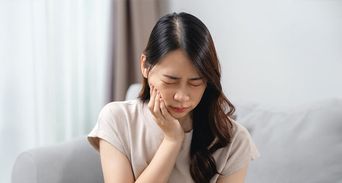 牙齦腫痛竟是胃在求救？教授退休後全身病，中醫2招滋陰降火睡好又止痛