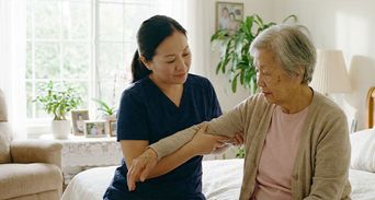 幫長輩換衣服別硬拉！3個更衣技巧輕鬆上手、省力不卡關