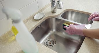 還在用海綿刷水槽？保鮮膜秒變去污神器，零成本除垢不髒手