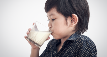 2026免費喝鮮奶新制》全台各縣市怎麼領？資格與兌換通路整理