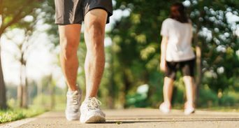 別再傻傻走萬步！每天散步加「4動作」，防跌燃脂又強心肺