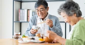 過年回家別顧聊天！觀察長輩「吃飯5細節」能救命：中風危機現形