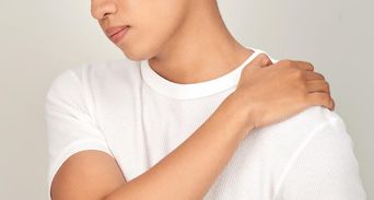 不菸不酒壯男「肩痛」揪出10公分肝癌！痛在2位置看腫瘤警訊