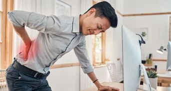閃到腰、背痛怎麼辦？老祖宗的救急神穴「委中穴」 腰痛腿麻全消
