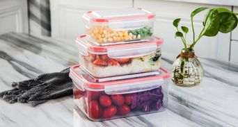 保鮮盒油油的洗不掉？實測「廚房必備神器」10秒解決油污異味！