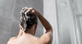 生完小孩多久可以洗頭？醫曝「最佳時機」遠離月子病，3原則不怕受寒