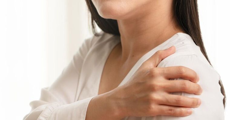 手抬高到一半特別痛？比五十肩更常見的「肩夾擠」3招毛巾操自救