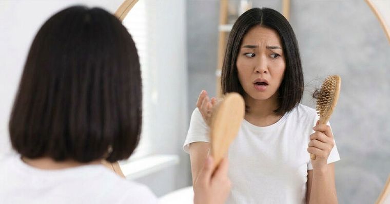起床直接梳頭超傷髮！快避「4大毀髮壞習慣」守住強韌髮根不掉髮