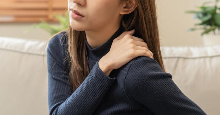 穿衣梳頭手舉不起來？不一定是五十肩，超簡單5動作鬆開沾黏