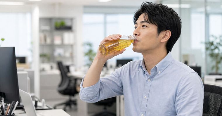 戒手搖改喝無糖茶竟得結石？泌尿科醫揭「以茶代水」隱形地雷