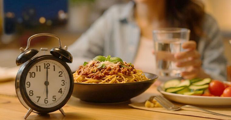 脂肪細胞會「看錶上班」！戒不掉宵夜、非得晚吃，醫籲請選「這2物」