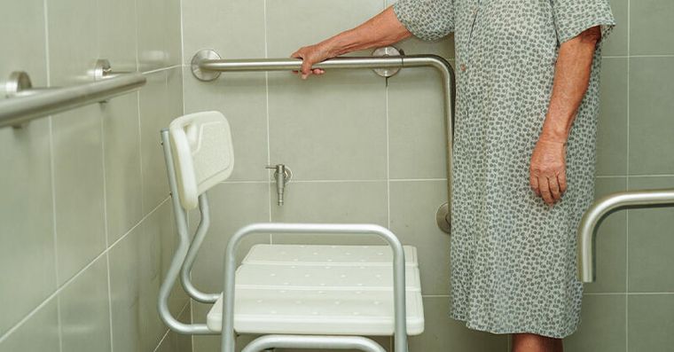 長輩跌倒最怕二次骨折！家中「這一處」最危險，防跌5招保平安