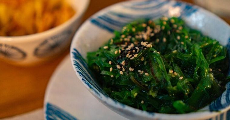 中年腰肉這樣甩！4招「天然縮胃」瘦身，餐桌加一小菜加速燃脂