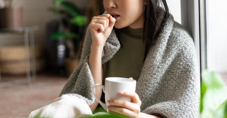 吃飯常嗆到恐奪命！醫教3招神動作：每天「看腳尖」5次強吞嚥