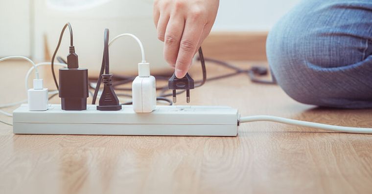 快摸你家延長線！消防員示警「2大起火預兆」別再和死神拔河