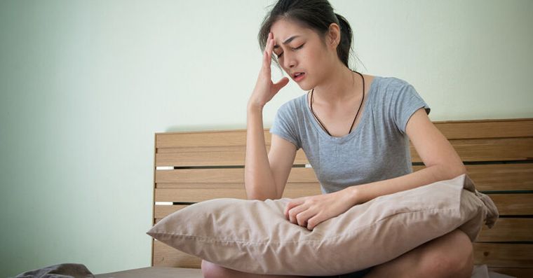 睡前背貼冷牆才能睡？「過勞早衰」讓陰血快燒乾，醫用5種藥材養血滋陰
