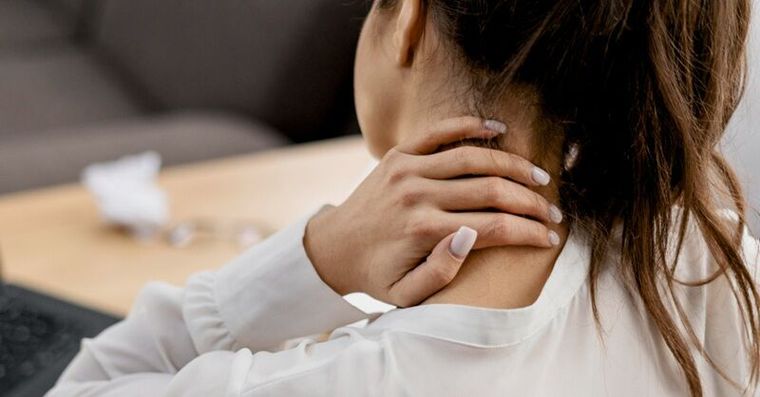 富貴包恐頸椎變形！消除富貴包醫教「一個動作＋它」不再駝背肩頸痛