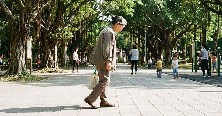駝背竟加速白髮掉髮！超省力「混混蹲」3招護腰背重返年輕