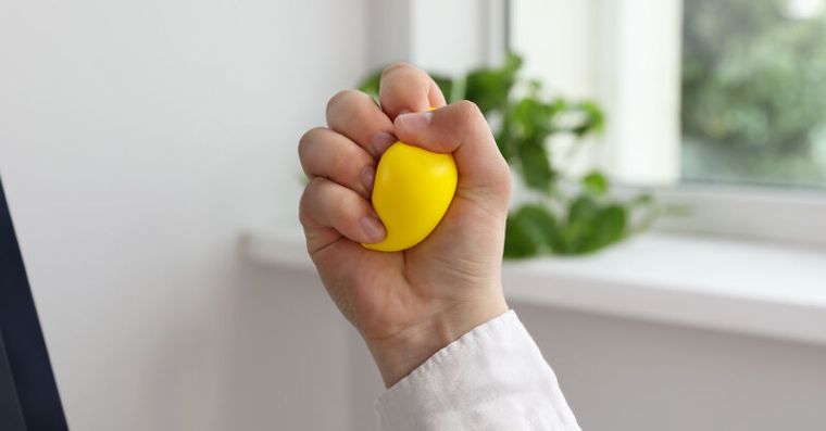 隨手「握」2分鐘降血壓效果竟不輸藥！4招在家練握力護心防中風