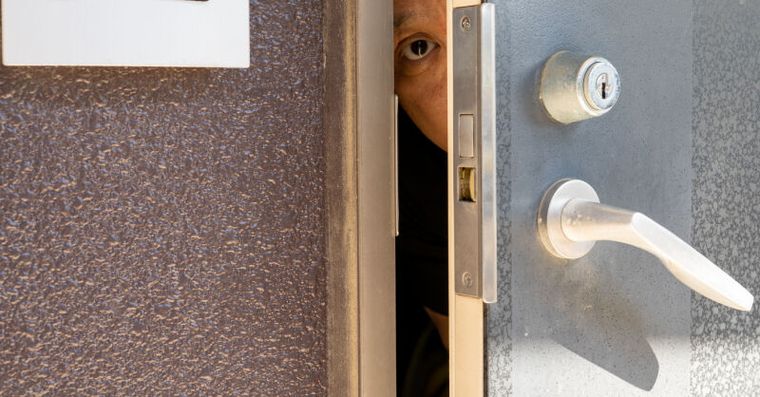 全家出遠門這動作＝小偷邀請函？5個跡象別露餡，這招防盜最有效