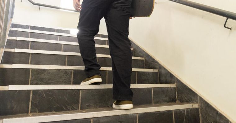 每天10分鐘腰圍少一圈！醫曝「最強爬梯法」20秒高效燃脂