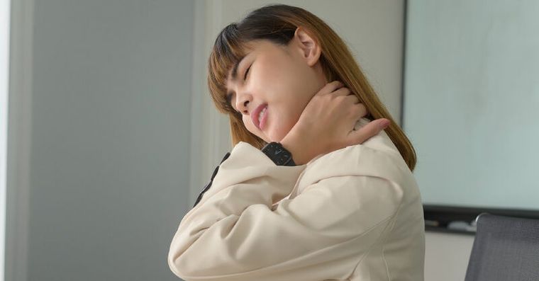 為何常常落枕？醫揭2大元兇害頸椎整晚被迫用力、這睡姿最傷頸椎