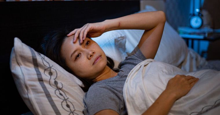 睡不著別硬躺！醫曝失眠3大迷思，快起床做「這事」幫助入睡