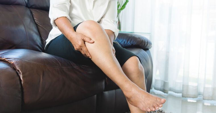 血管堵住前兆！醫點名雙腳出現「3種感覺」最危險，坐著1招自救