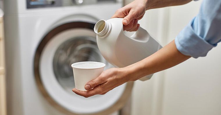 衣服越洗越髒？不用買清潔劑，洗衣機加「這杯」陳年黑垢全吐出