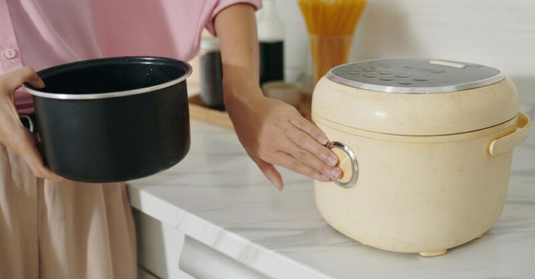 電鍋泛黃異味好難清！6招電鍋清潔密技天然除垢、光亮如新