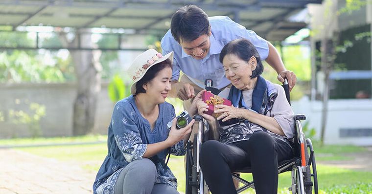 為何照服員故意「算錯帳」？5大「逆齡陪伴術」讓大腦活過來