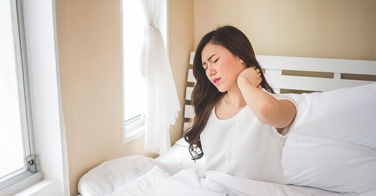 落枕自救3招別再亂轉脖子！復健科醫師教你按這穴位秒解痛