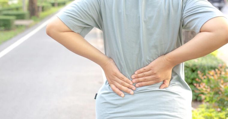 彎腰搬重物錯了！骨科醫教5大自救護腰術，「這運動」超傷腰