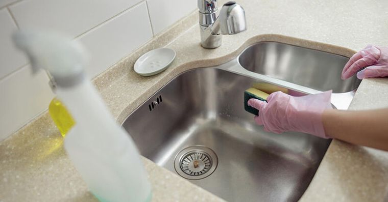 還在用海綿刷水槽？保鮮膜秒變去污神器，零成本除垢不髒手