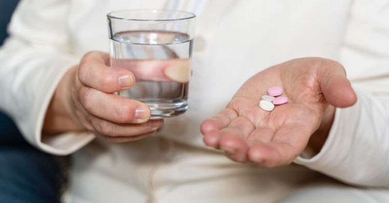 冬天一冷血壓飆！降壓藥早上吃還是晚上吃？高血壓族旅遊6招防中風