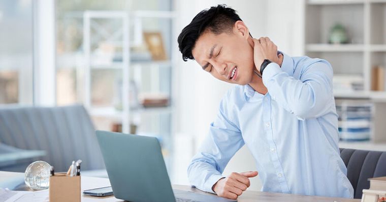 滑手機竟非脖子痛主因！研究曝「2大致命傷」偷偷壓垮身體健康