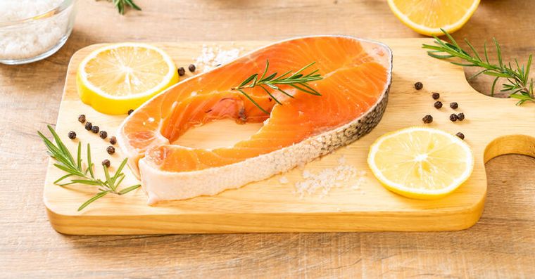 鮭魚煎焦營養流光？醫曝Omega3最怕高溫，改「這煮法」才有效