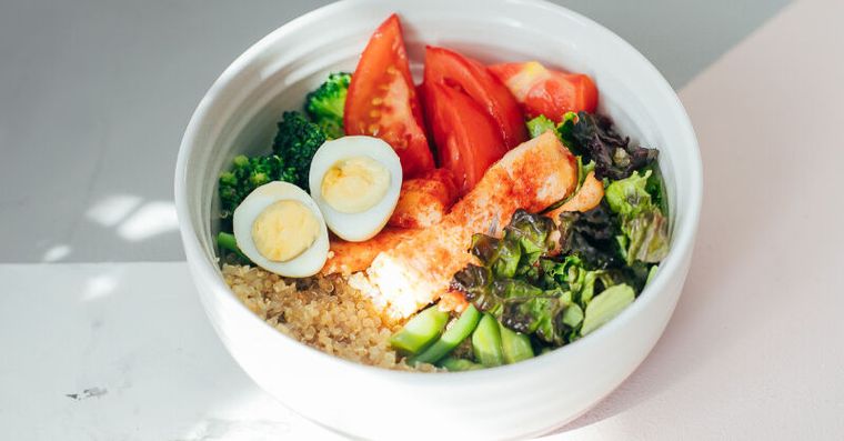 增肌要吃肉、減脂少澱粉？一圖看最強餐盤「黃金比例」3種高蛋白怎麼選